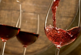 Red wine molecule may slow Alzheimer`s symptoms, study finds 